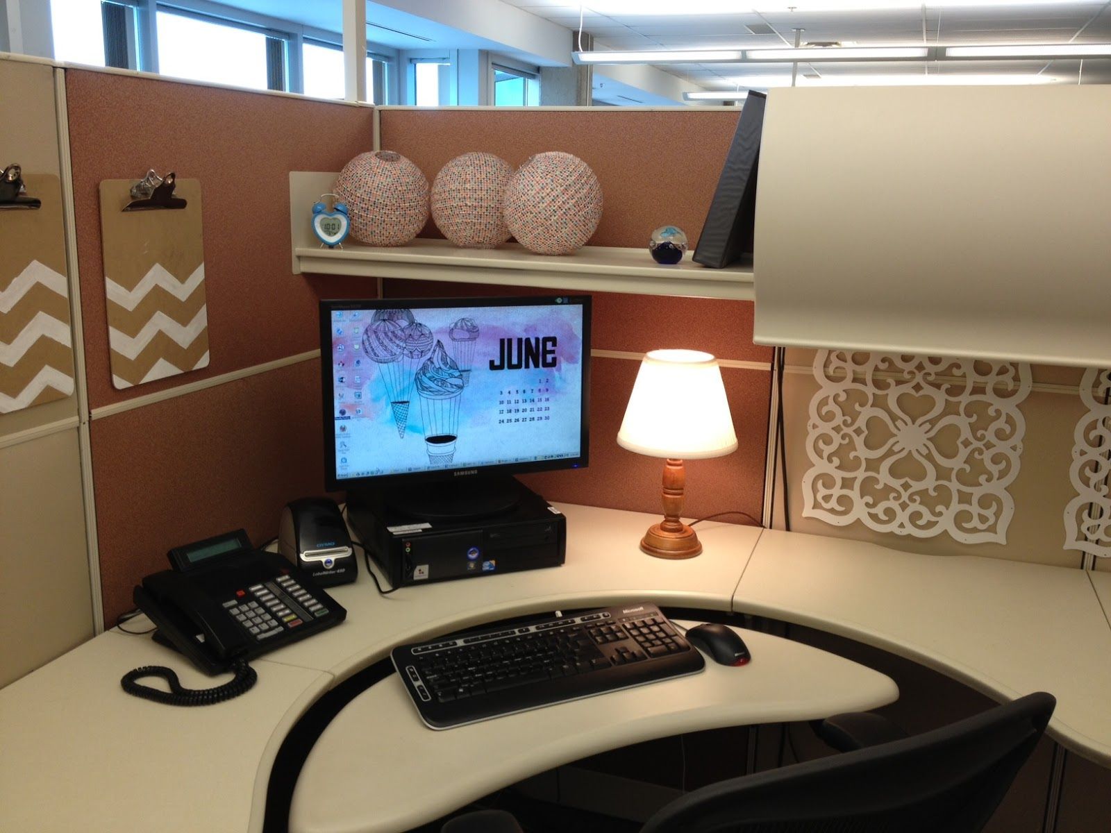 20 Cubicle Decor Ideas For Your Workspace - DIY for Offices. - DECORHUBNG